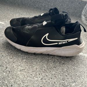 Boys 5 Nike Flex Runner 2 Running Shoes